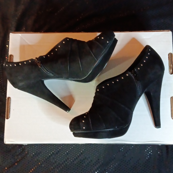 BCBG Generation Silver Studded Black Suede Booties With Buckles (8) GUC - Picture 6 of 13